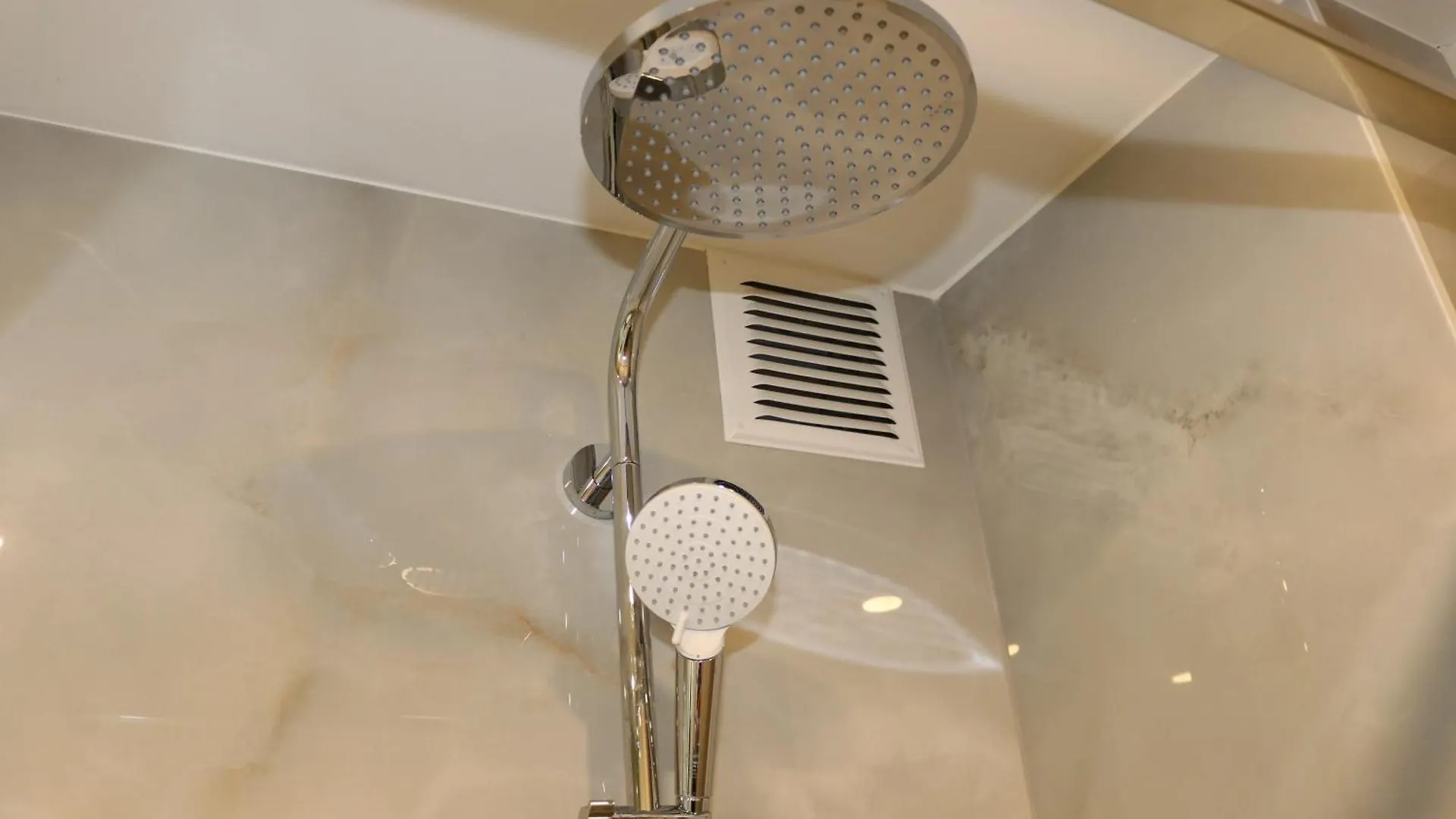 New City Terrace Apartment And Open Kitchen Wien